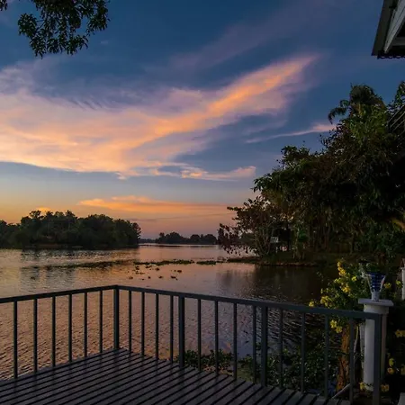 Warmth Lake Haven Hotel Alappuzha Exterior photo